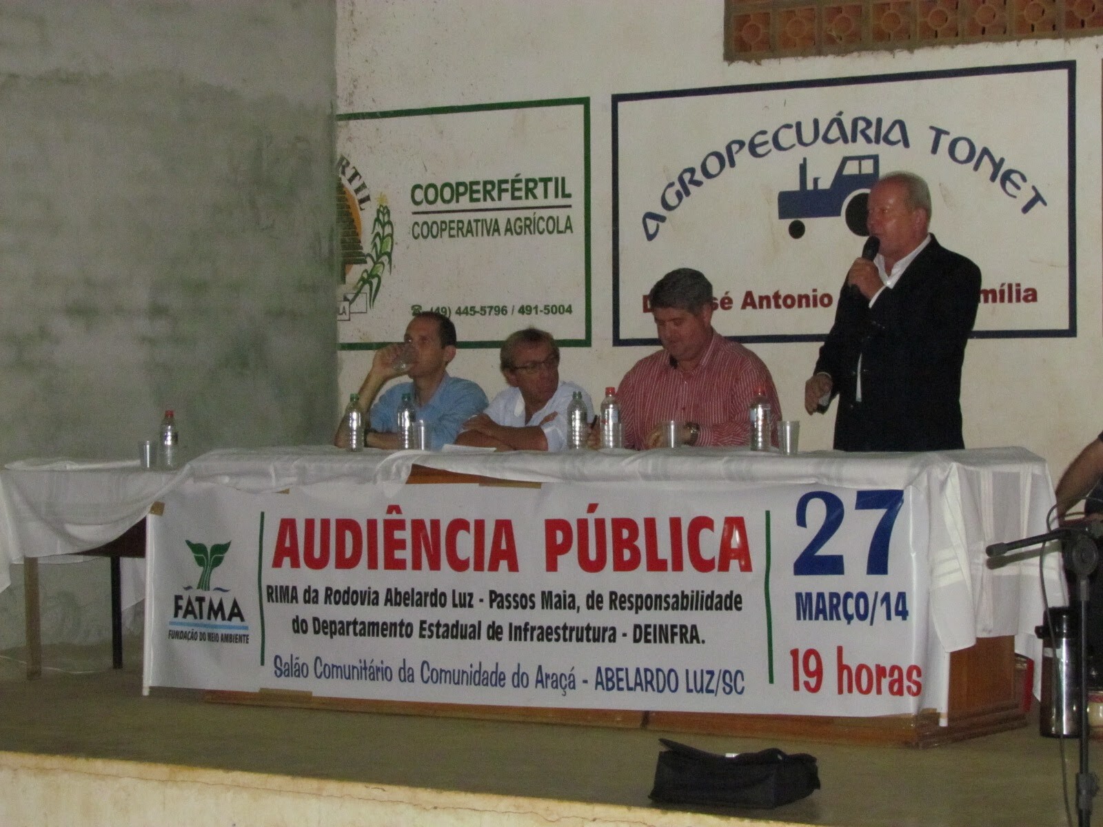 Deputado Marcos Vieira em audiência pública, em 2012, na Comunidade de Linha Araçá, quando apresentou o projeto ambiental da rodovia. Foto: assessoria