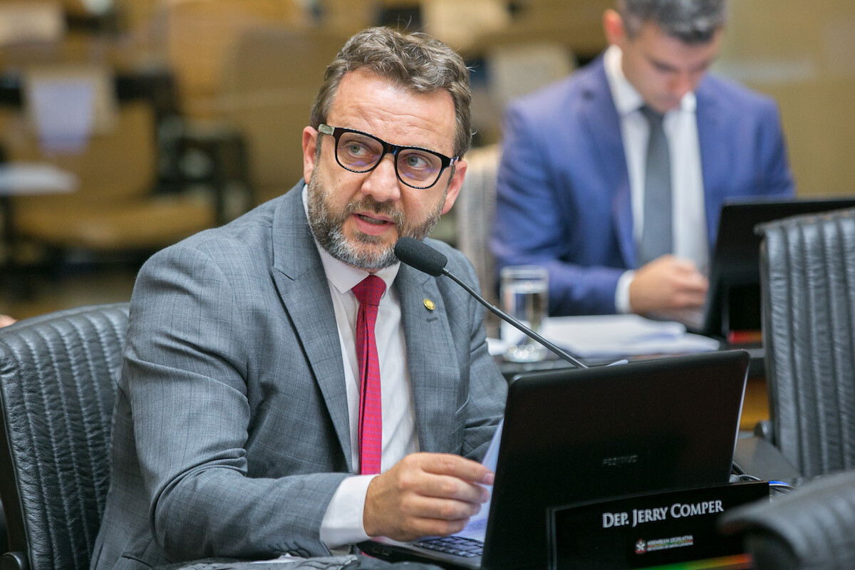 Jerry Comper comunica à bancada do MDB que segue na Assembleia