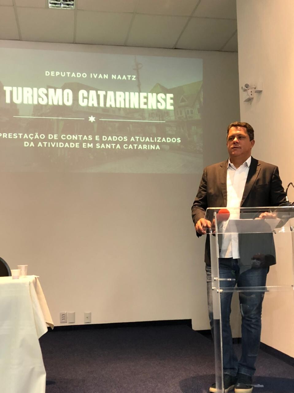 Deputado Ivan Naatz apresentou relatório da Comissão de Turismo da Alesc para a região da Ammvi FOTO: Raffael do Prado/Divulgação