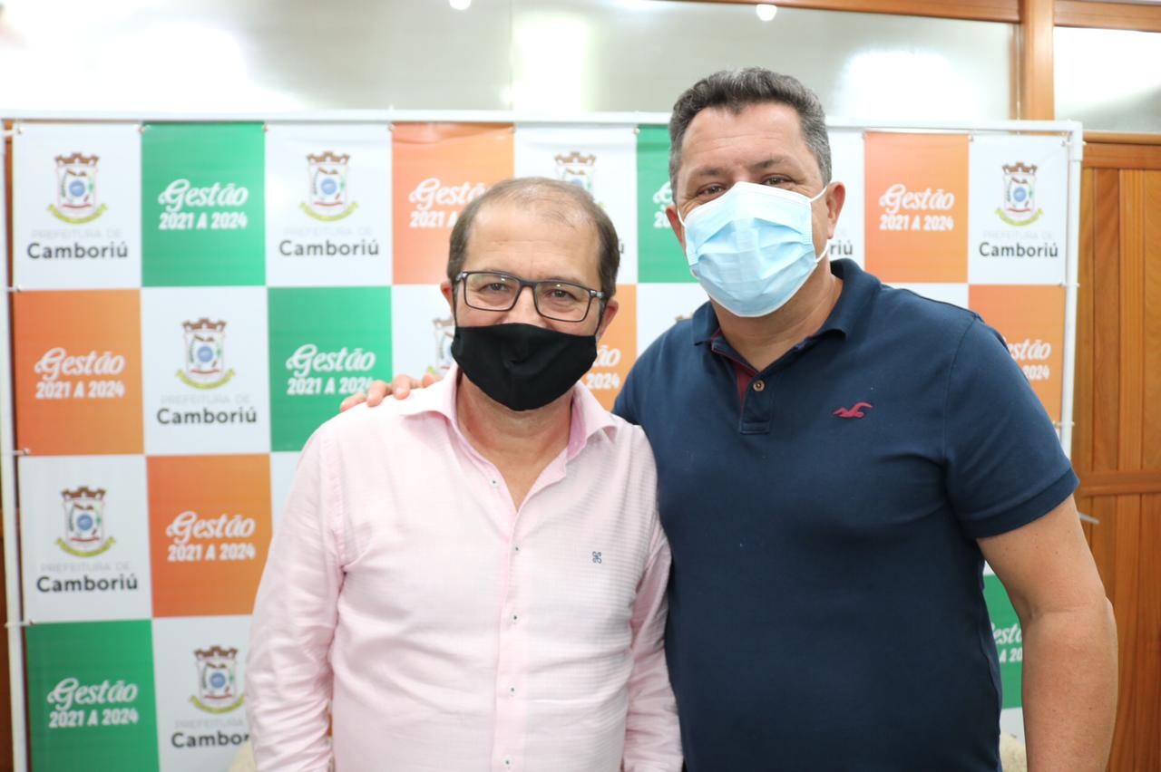 Deputado Ivan Naatz com o vice-prefeito de Camboriú , Junior Cardoso , um dos municípios beneficiados. FOTO: Raffael do Prado∕Divulgação