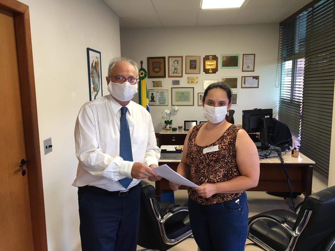 Dr. Vicente com a  presidente da Associação de Empresas de Fisioterapia de Santa Catarina (Assefisio), Jeniffer Jeanne Tasca