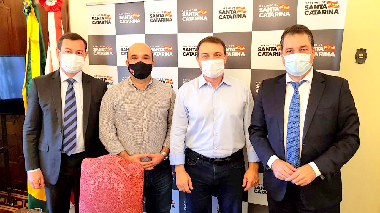 Deputado Rodrigo Minotto, governador Carlos Moisés e secretários Thiago Vieira e Eron Giordani