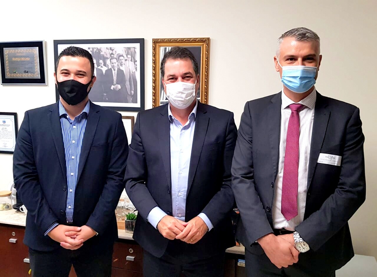 Deputado Rodrigo Minotto, vereador de Joinville, Lucas Souza, e o servidor da Câmara de Vereadores, Charli Bardini
