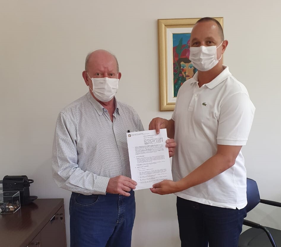 Deputado Marcos Vieira recebe a documentação do secretário de Estado da Administração, Jorge Tasca
