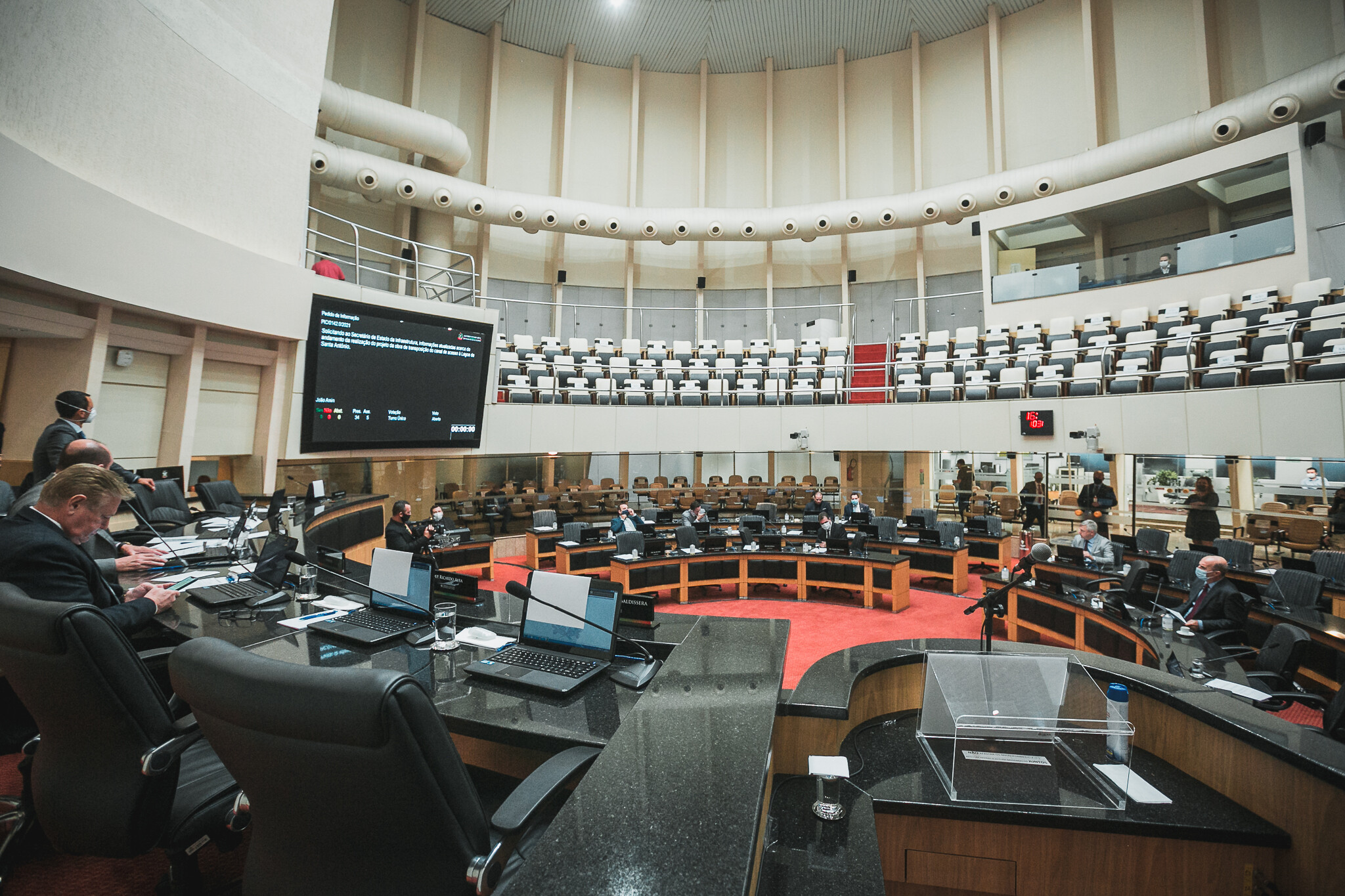 Deputados discutem lockdown e sugerem que Poderes descontem salários