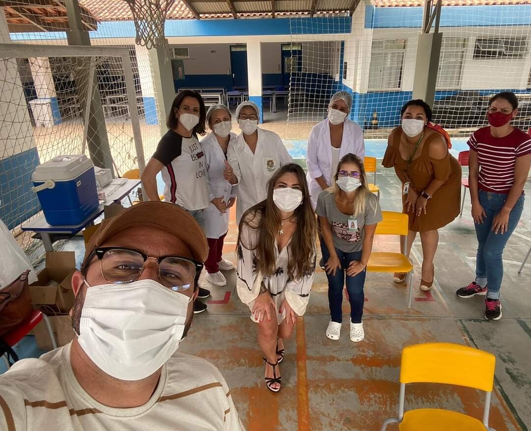 Deputada Paulinha e servidores em posto de vacinação em Bombinhas.