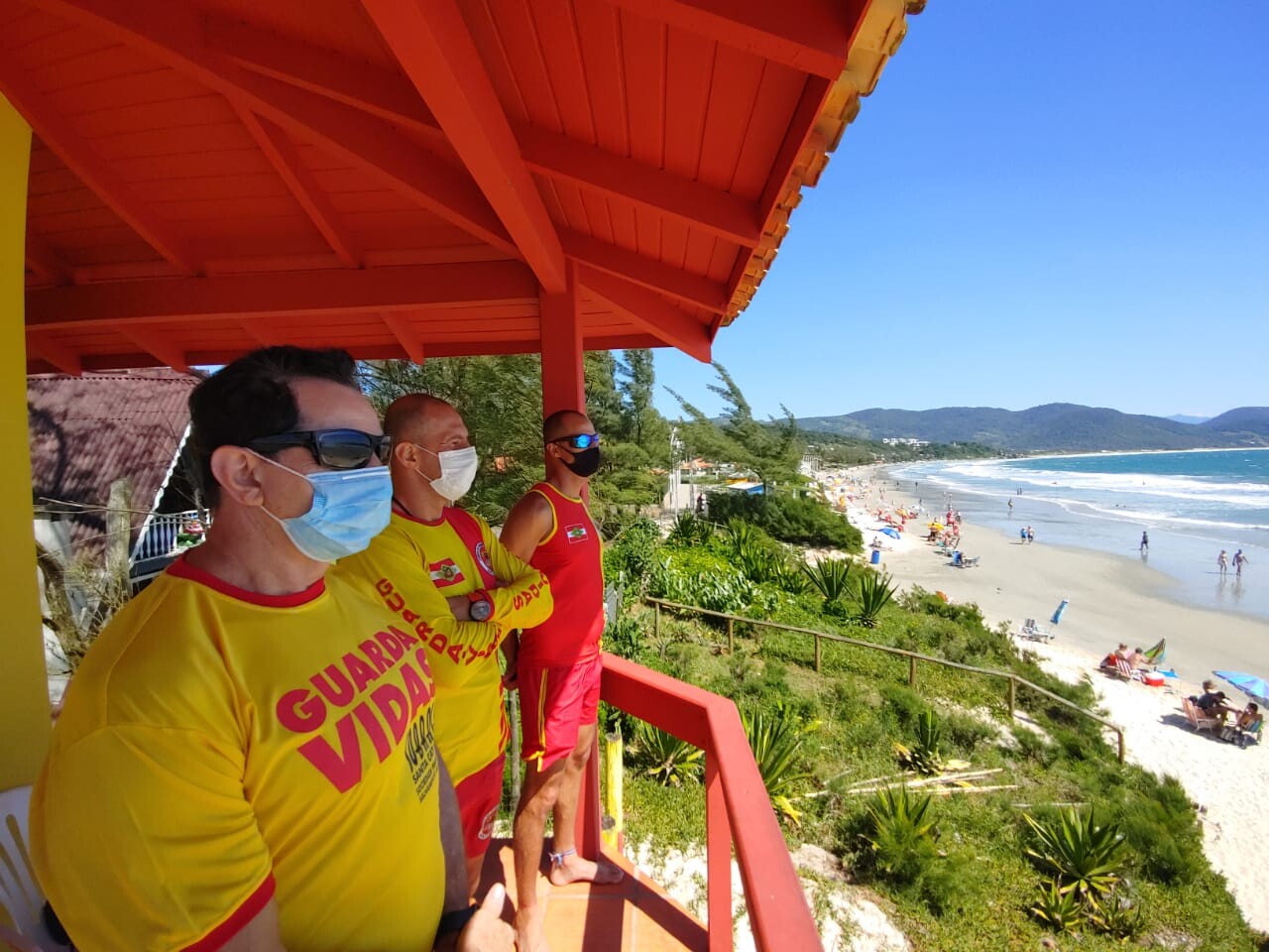 Deputado Coronel Mocellin e guarda-vidas em praia do litoral de SC