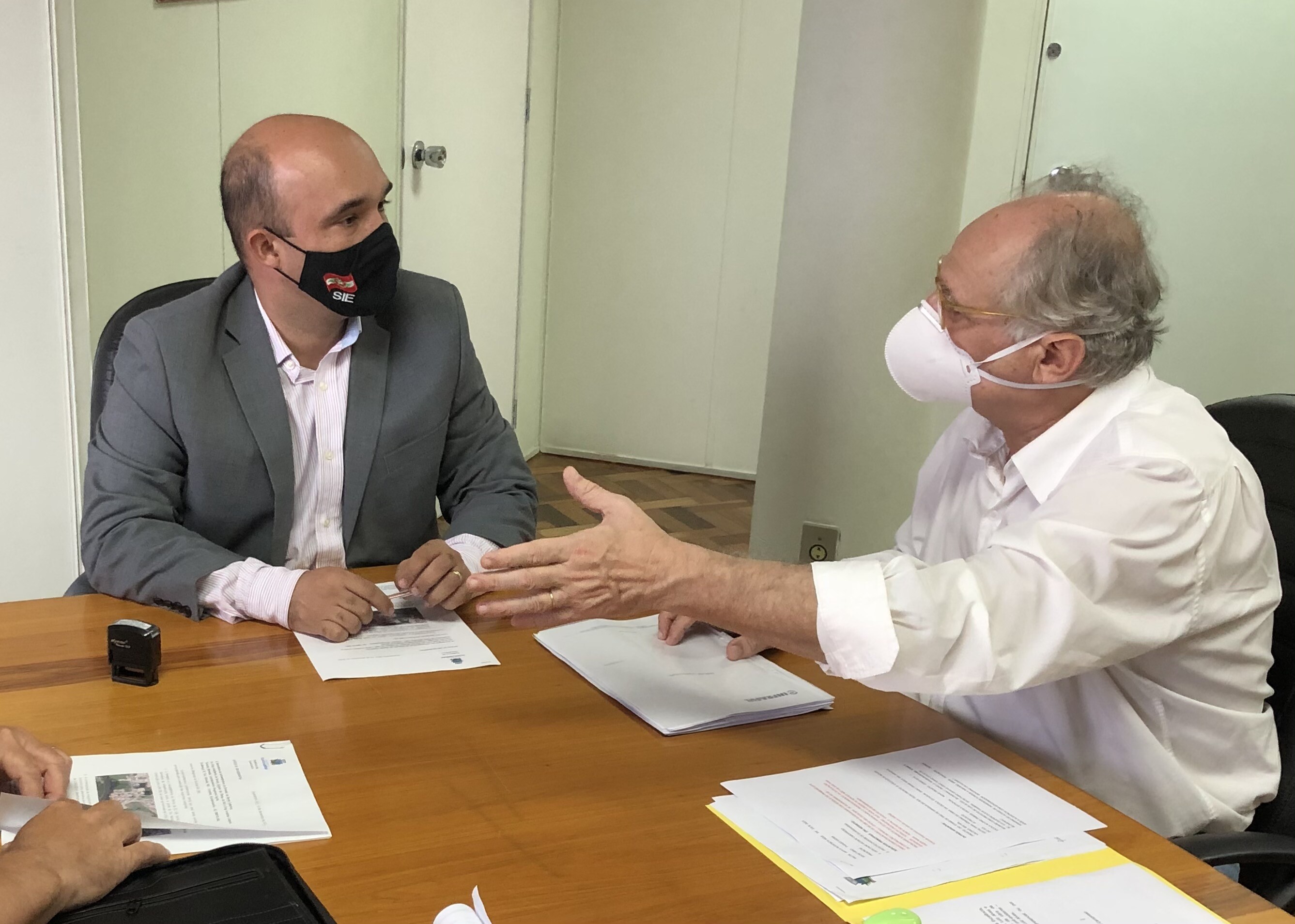 Deputado Dr. Vicente e o secretário da Infraestrutura e Mobilidade, Thiago Vieira
