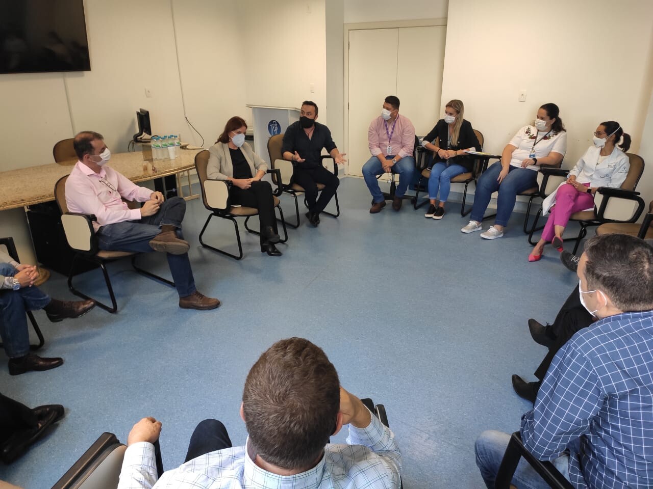 Deputado Marcius Machado em reunião em Lages sobre Hospital Tereza Ramos FOTO: Renan Marchesan/Divulgação
