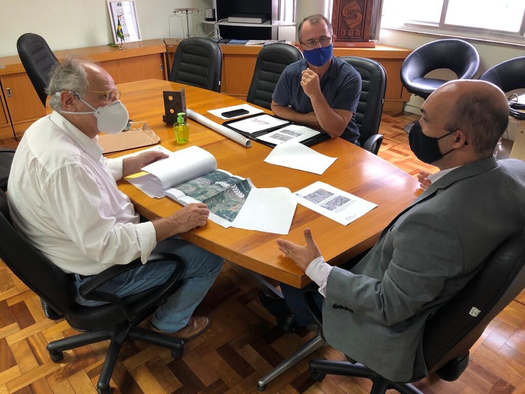 Deputado Dr. Vicente e prefeito de Guaramirim, Luiz Antonio Chiodini, em reunião na Secretaria de Infraestrutura