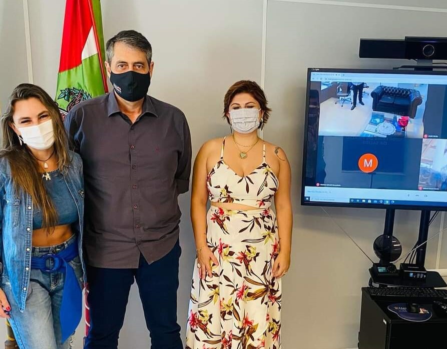 Deputada Paulinha, o secretário de Saúde, André Motta Ribeiro, e a presidente da Adosc, Michele Wanderlind