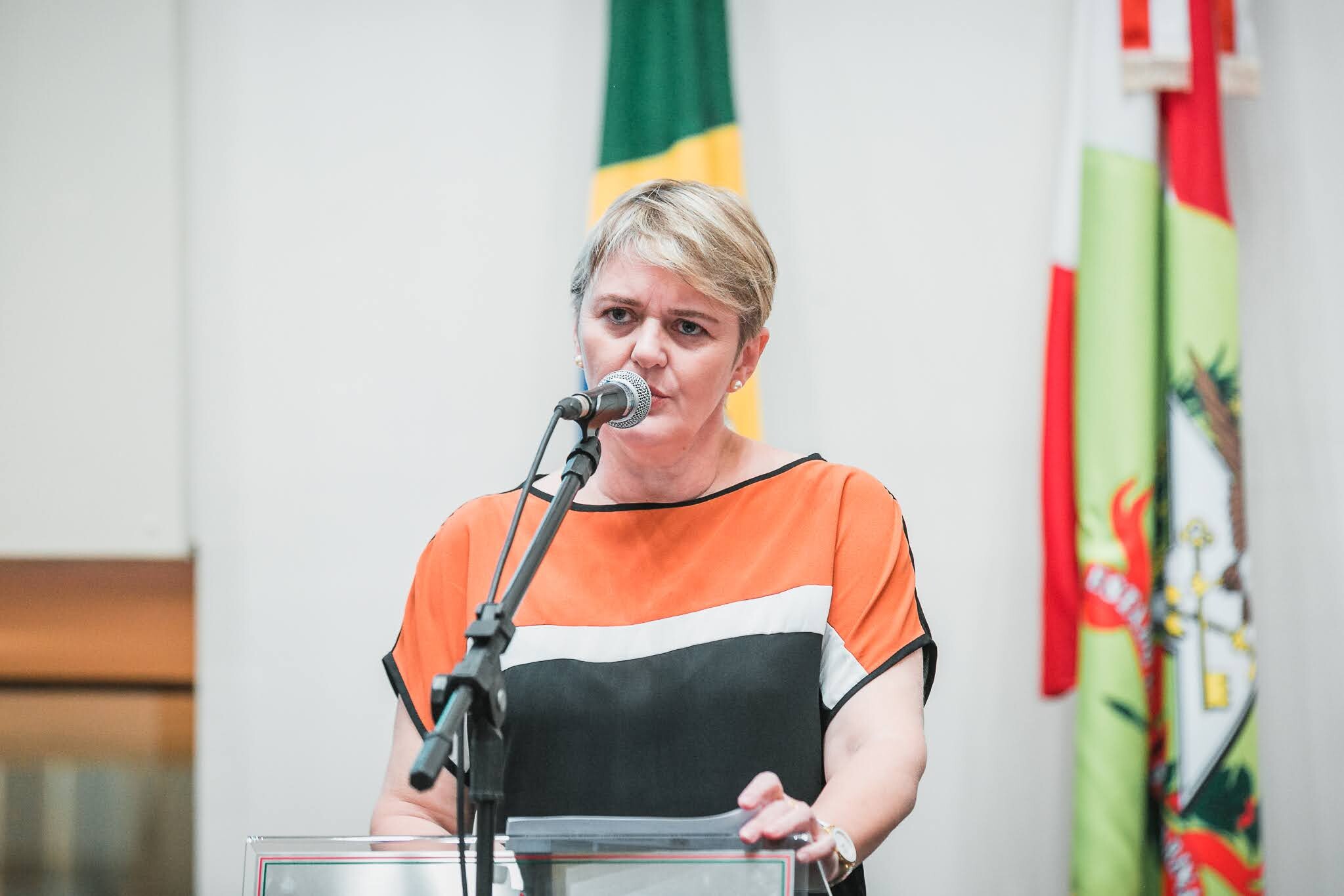 Deputada Luciane Carminatti.
