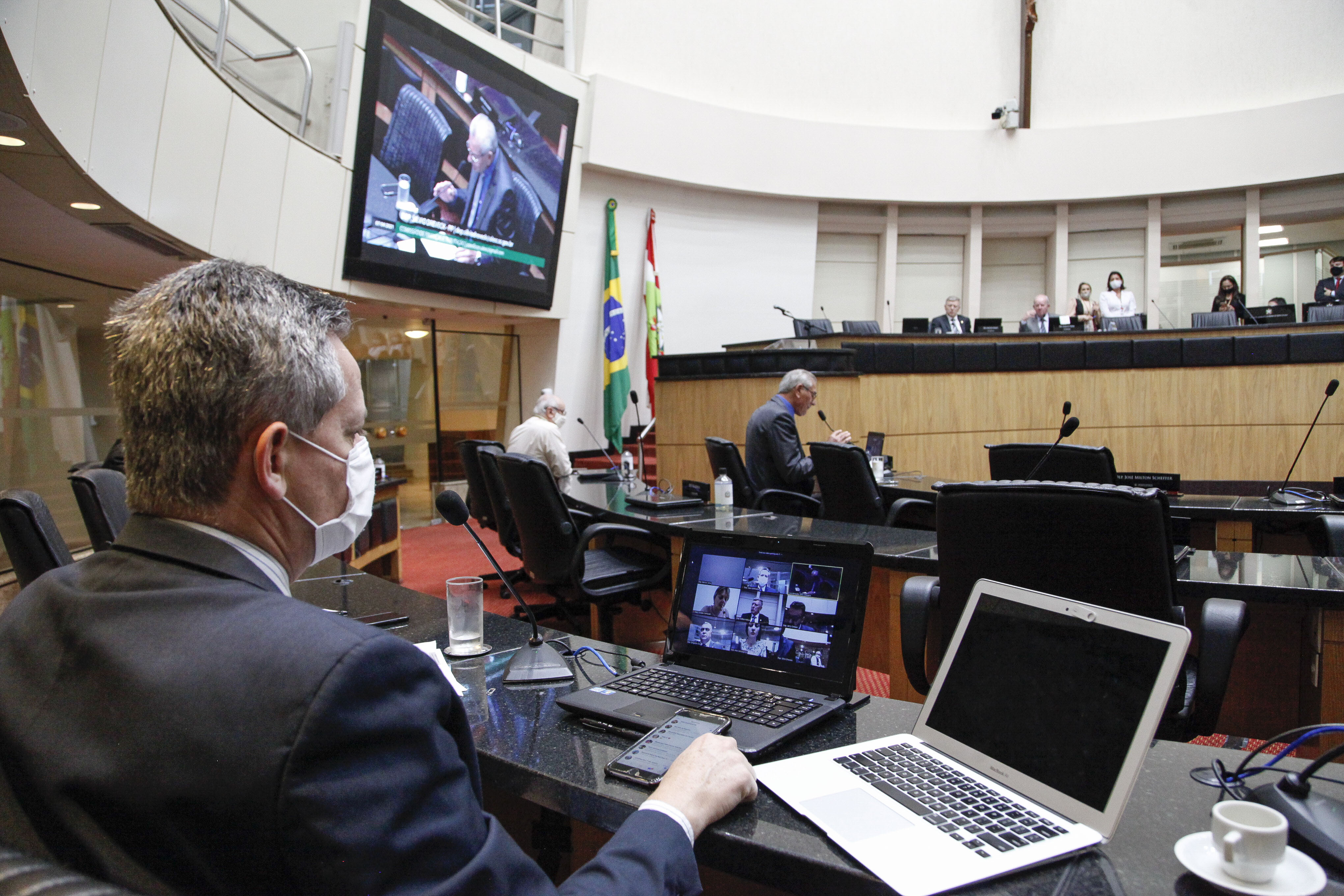Finanças aprova, com emendas, PLs que liberam recursos para obras federais