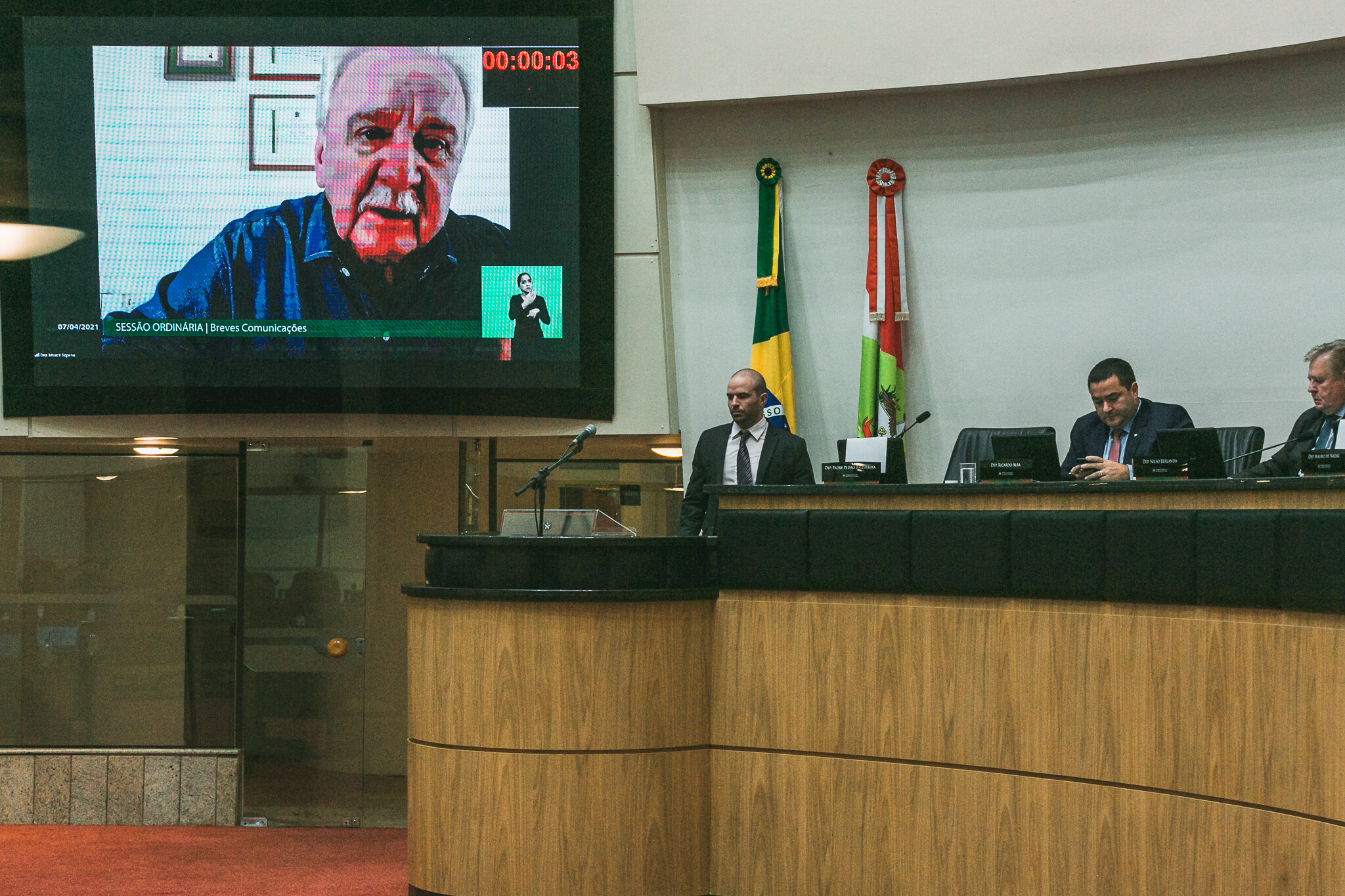 Dia da saúde: homenagens aos profissionais e cobrança por discurso afinado