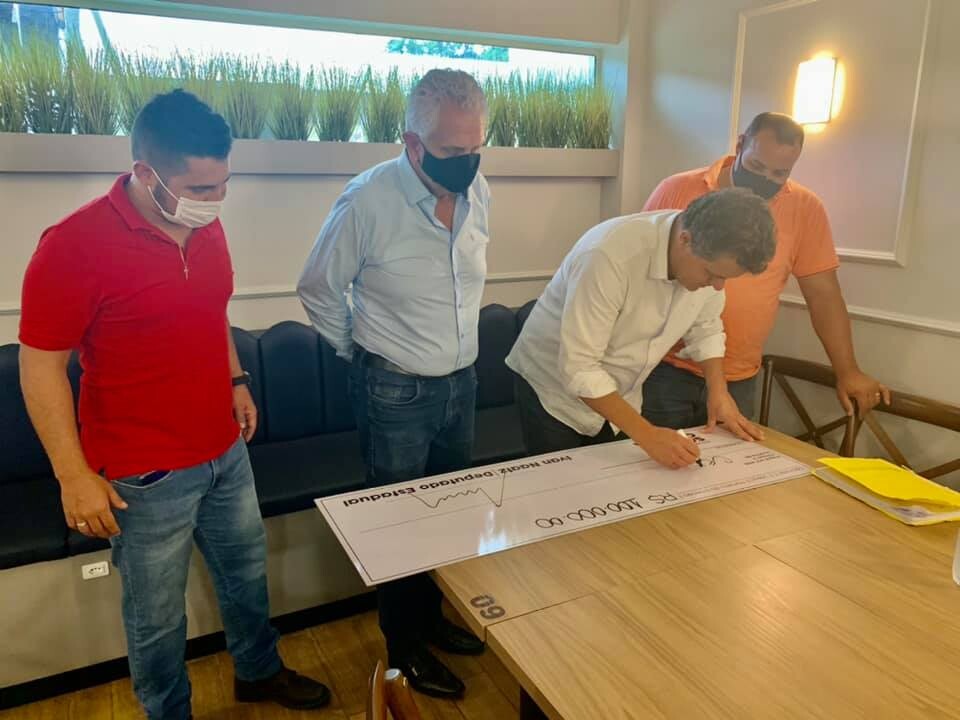 Entrega de recursos na prefeitura de Agronômica FOTO: Divulgação