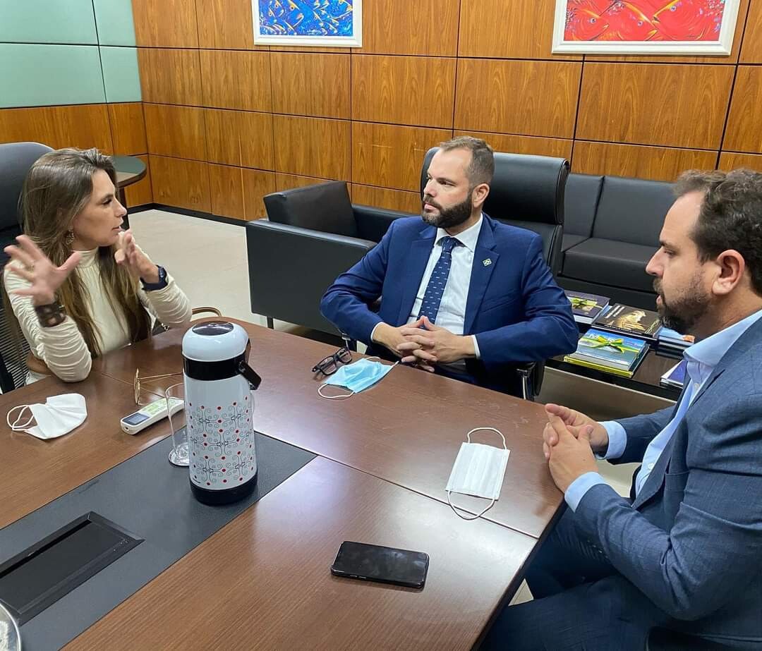 Deputada Paulinha em audiência na Secretaria Nacional da Pesca, em Brasília