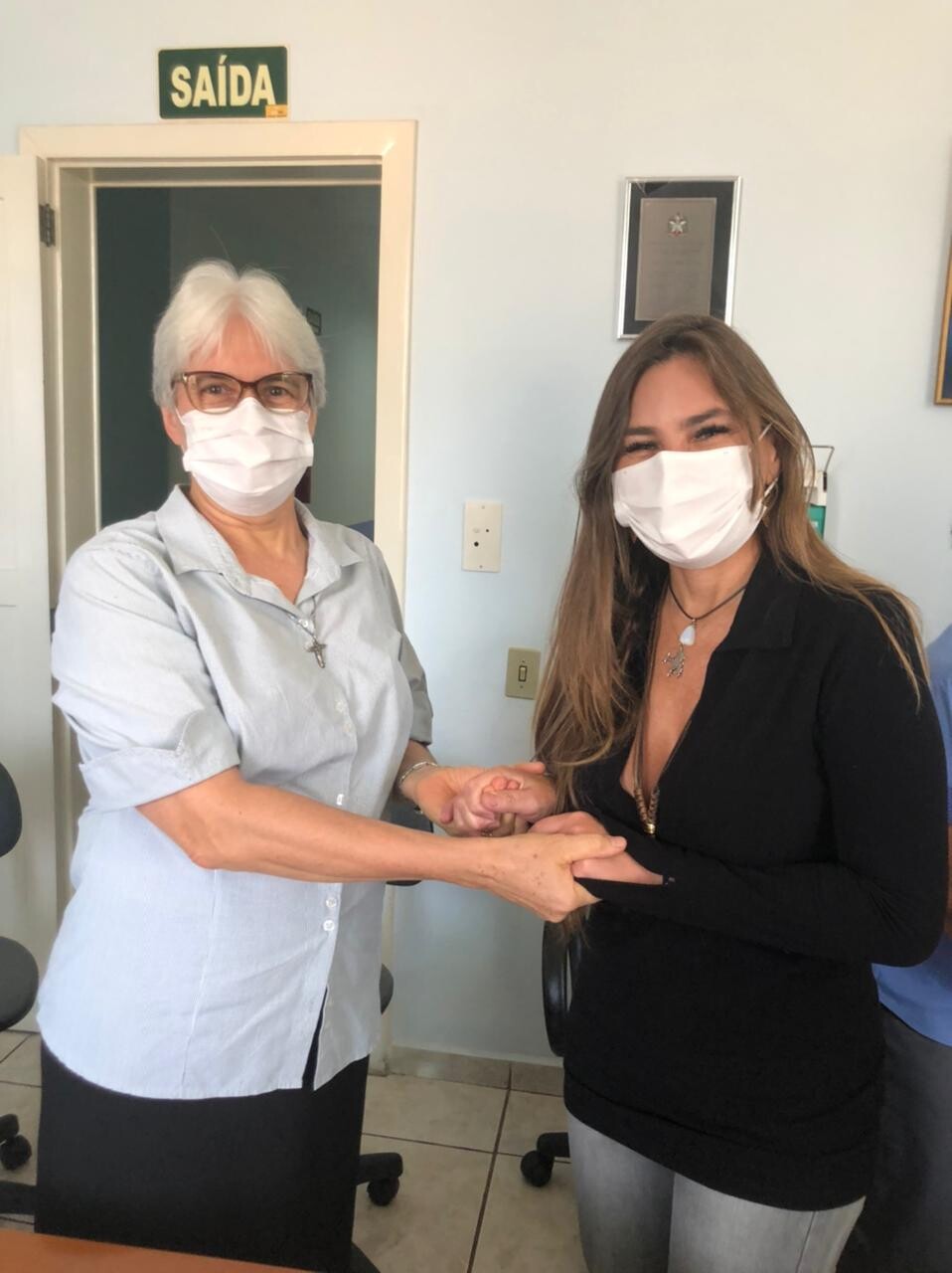 Deputada Paulinha e a diretora do Hospital Nossa Senhora das Dores , irmã Adelaide Frigo