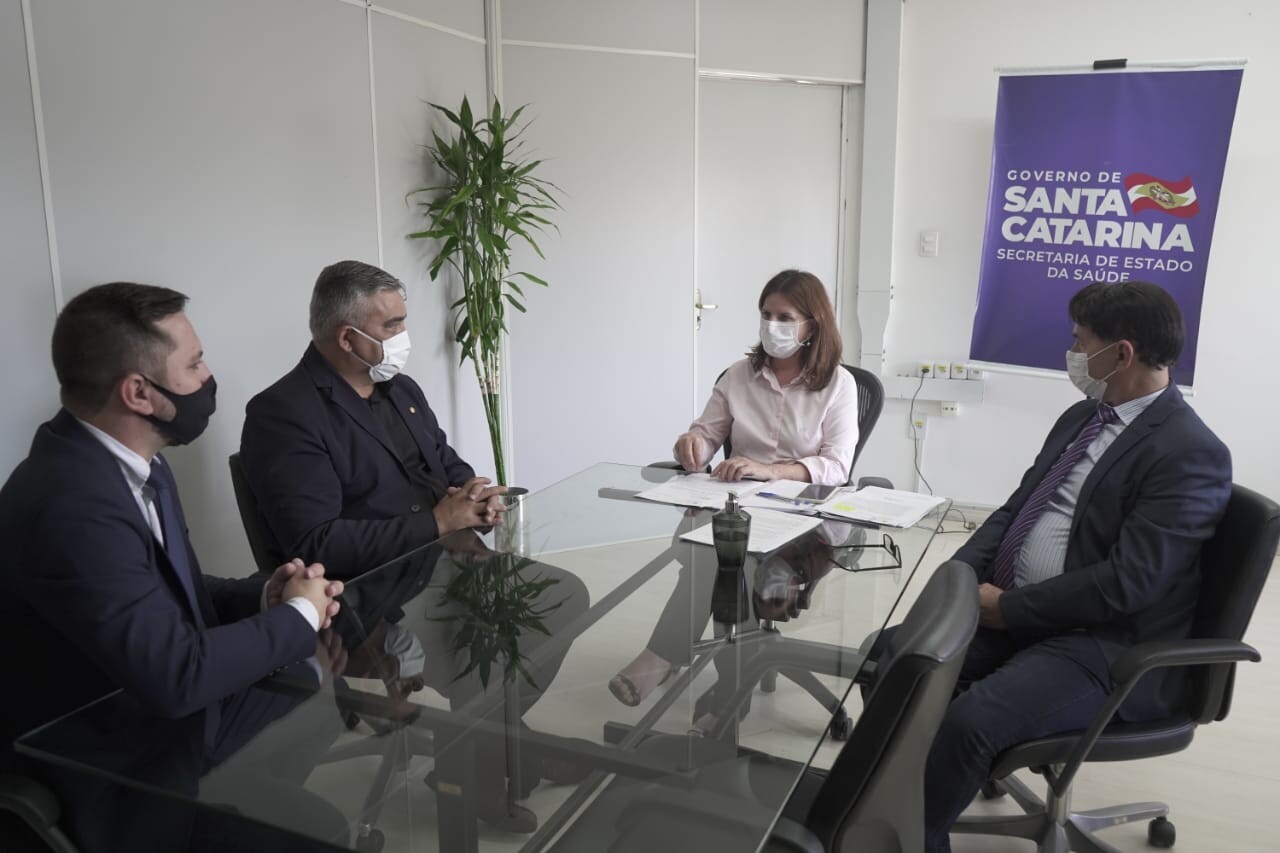 Deputado Sargento Lima e vereador Kiko Colombo, de Joinville, em reunião na Secretaria de Estado da Saúde