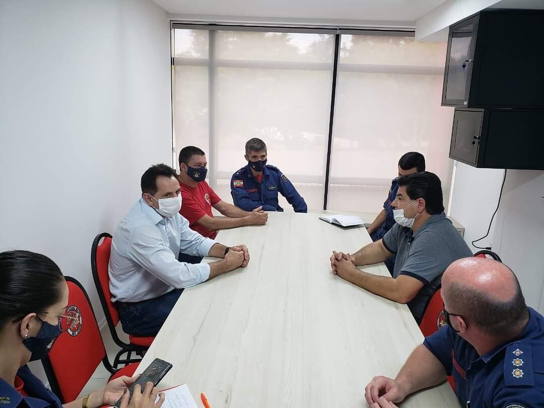 Deputado Coronel Mocellin em reunião com bombeiros comunitários de Itajaí