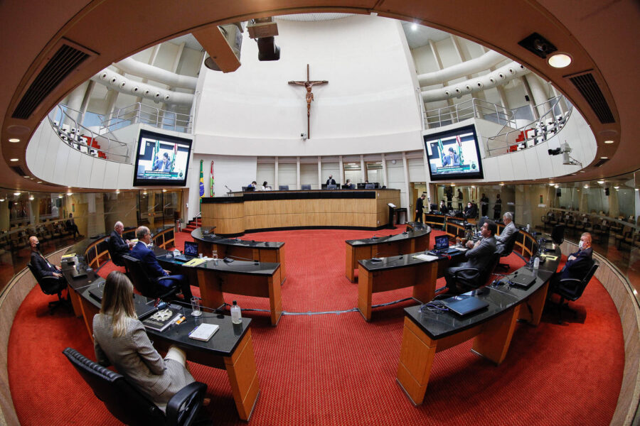 Os deputados Marcos Vieira (PSDB), José Milton Scheffer (PP), Valdir Cobalchini (MDB) e Fabiano da Luz (PT), participaram a partir do plenário da Casa