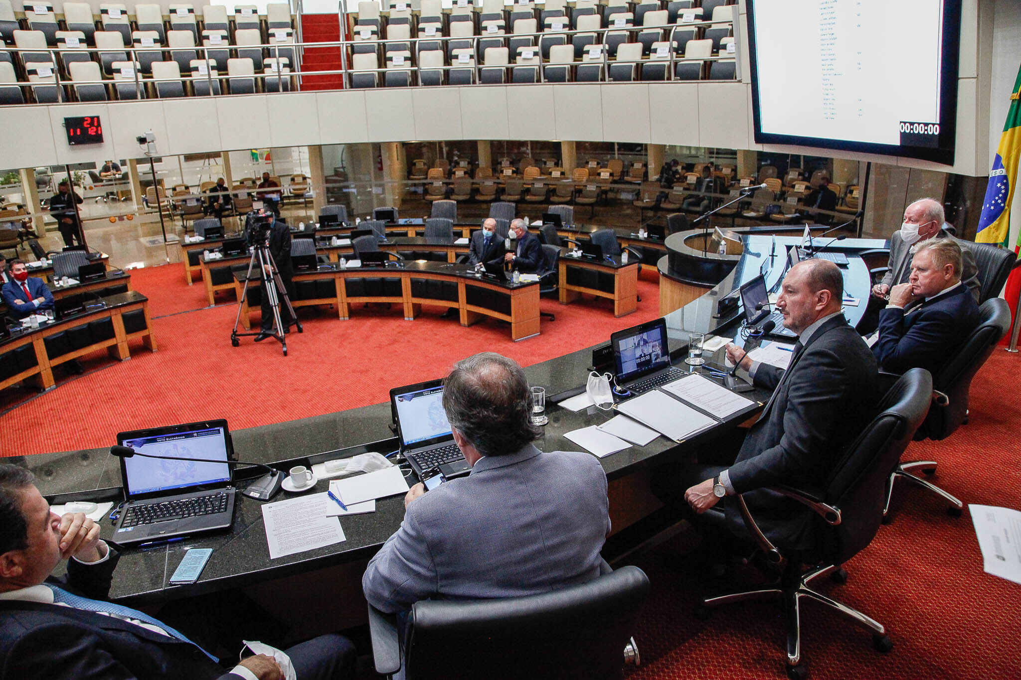 Plenário aprova PLs sobre grávidas e imóveis e moção a Pazuello