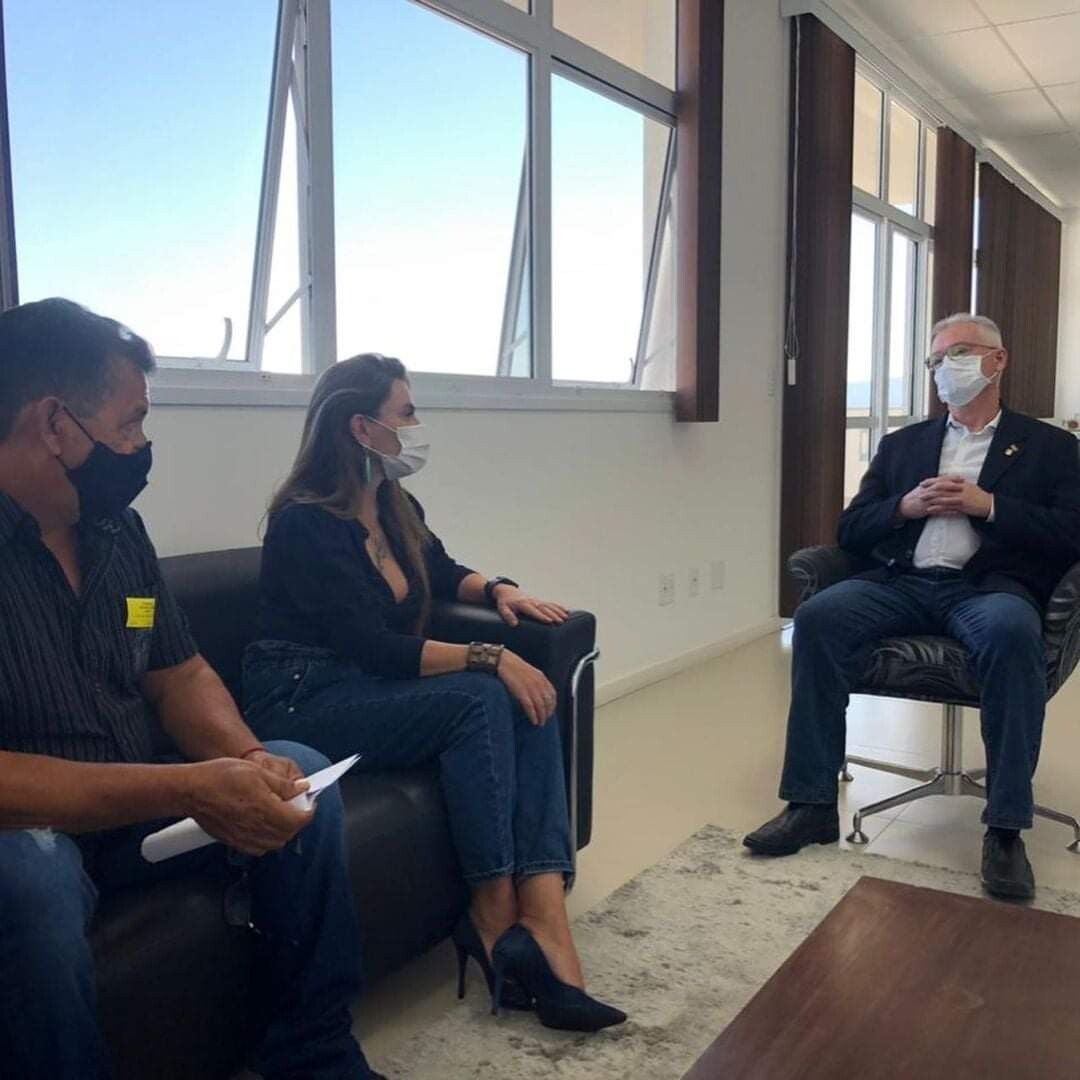 Deputada Paulinha em reunião na Capital