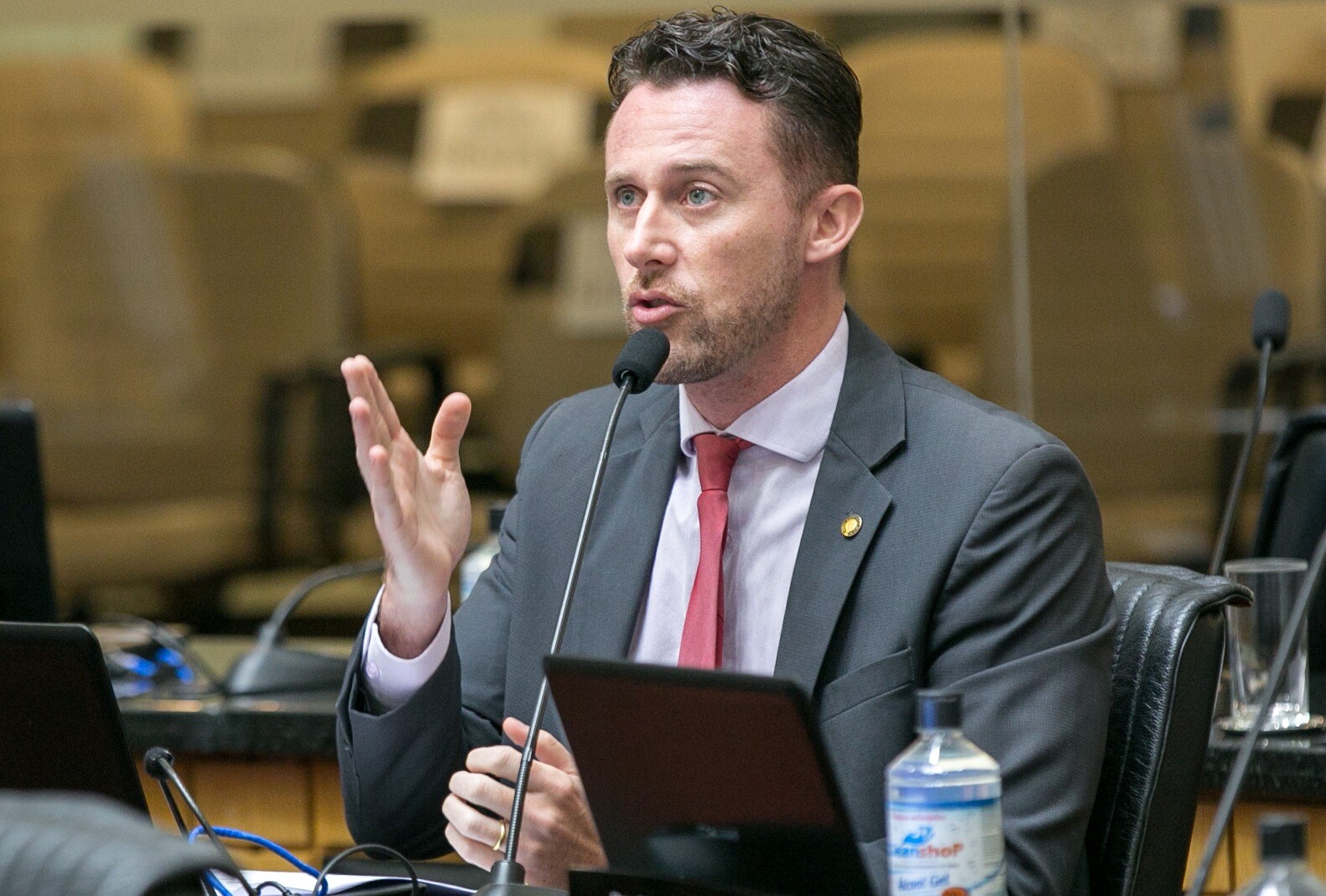 Fernando Krelling destaca lei que prevê valorizar a segurança nas escolas