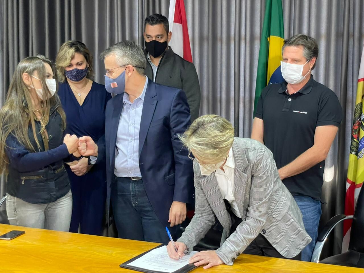 Deputada Paulinha cumprimenta prefeito de Blumenau, Mário Hildebrand