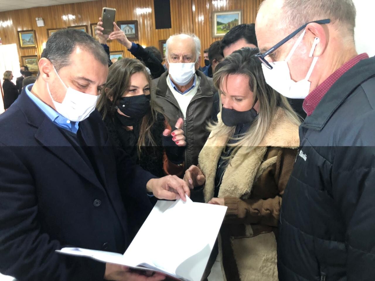 Paulinha participa da assinatura de obra na Serra do Corvo Branco