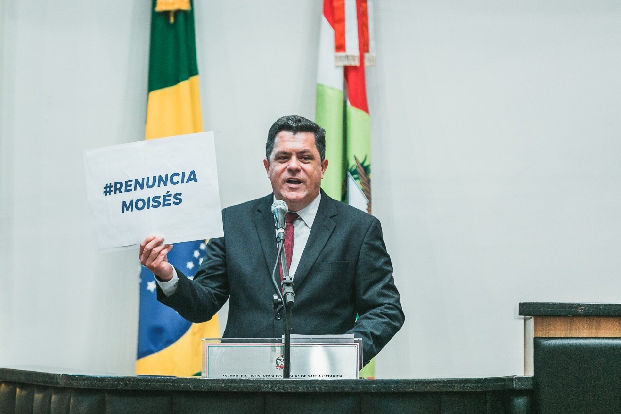 Deputado Ivan Naatz: Discurso e protesto no plenário da Alesc