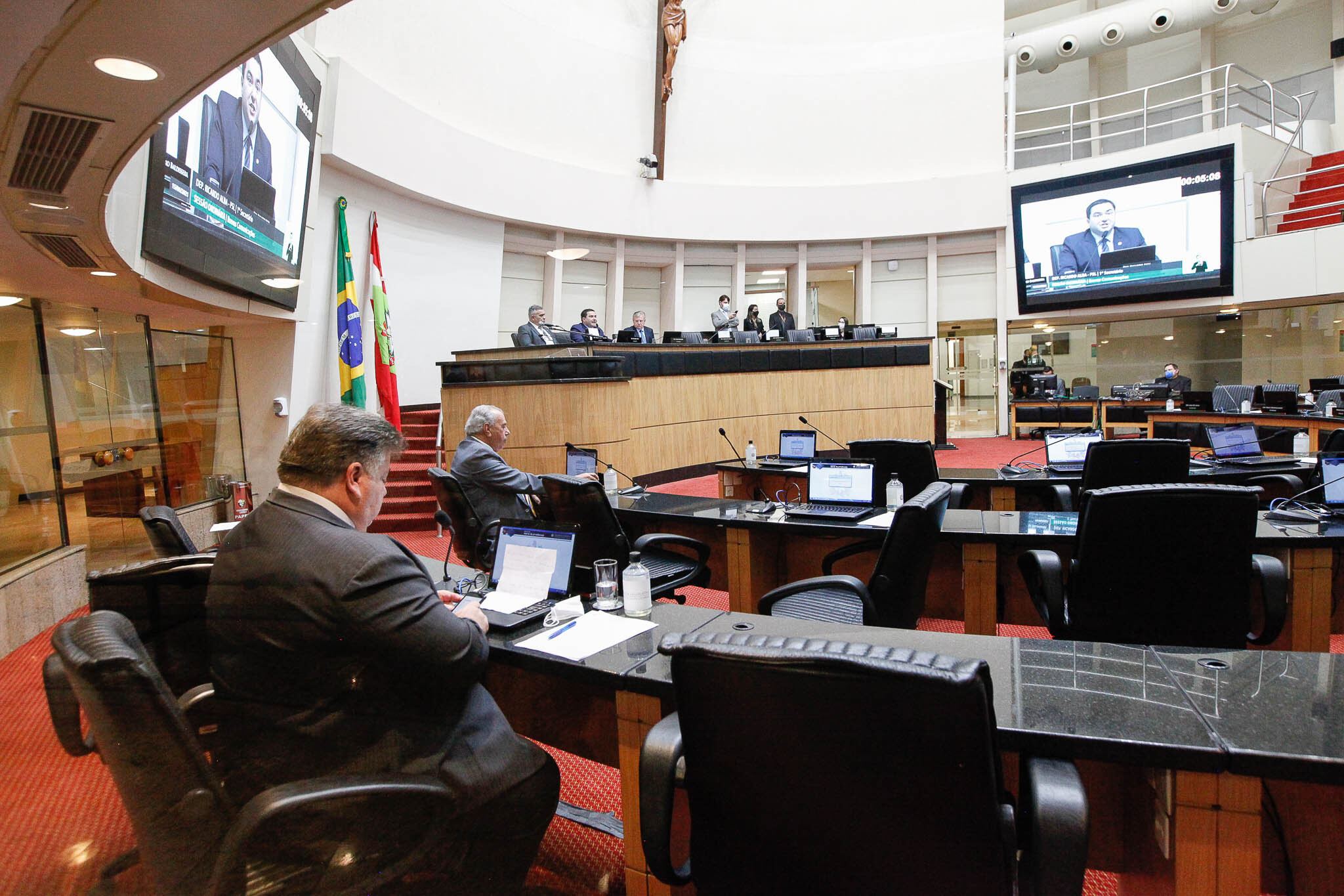 Deputados destacam aumento para magistério e sobrevida para usina