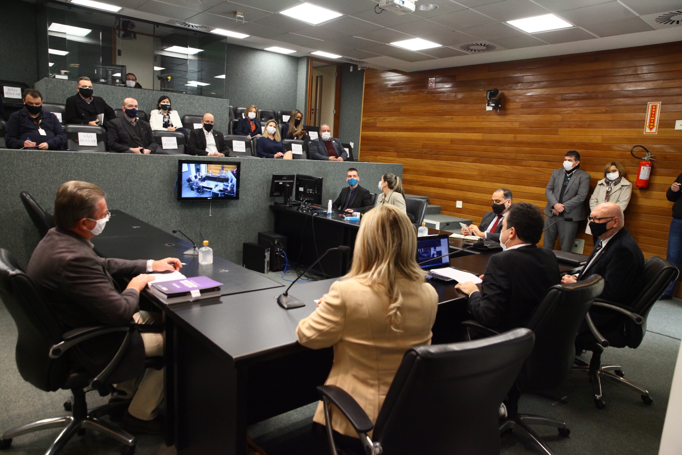 Reitores de universidades prestigiam reunião de frente parlamentar do setor