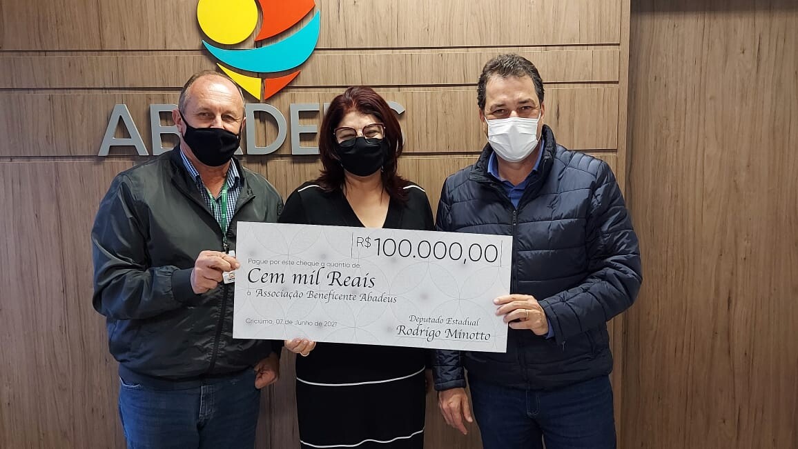 Minotto entrega emenda de R$ 100 mil para a Abadeus, de Criciúma