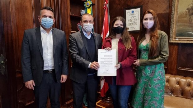 Campagnolo e governador de SC assinam decreto proibindo liguagem neutra
