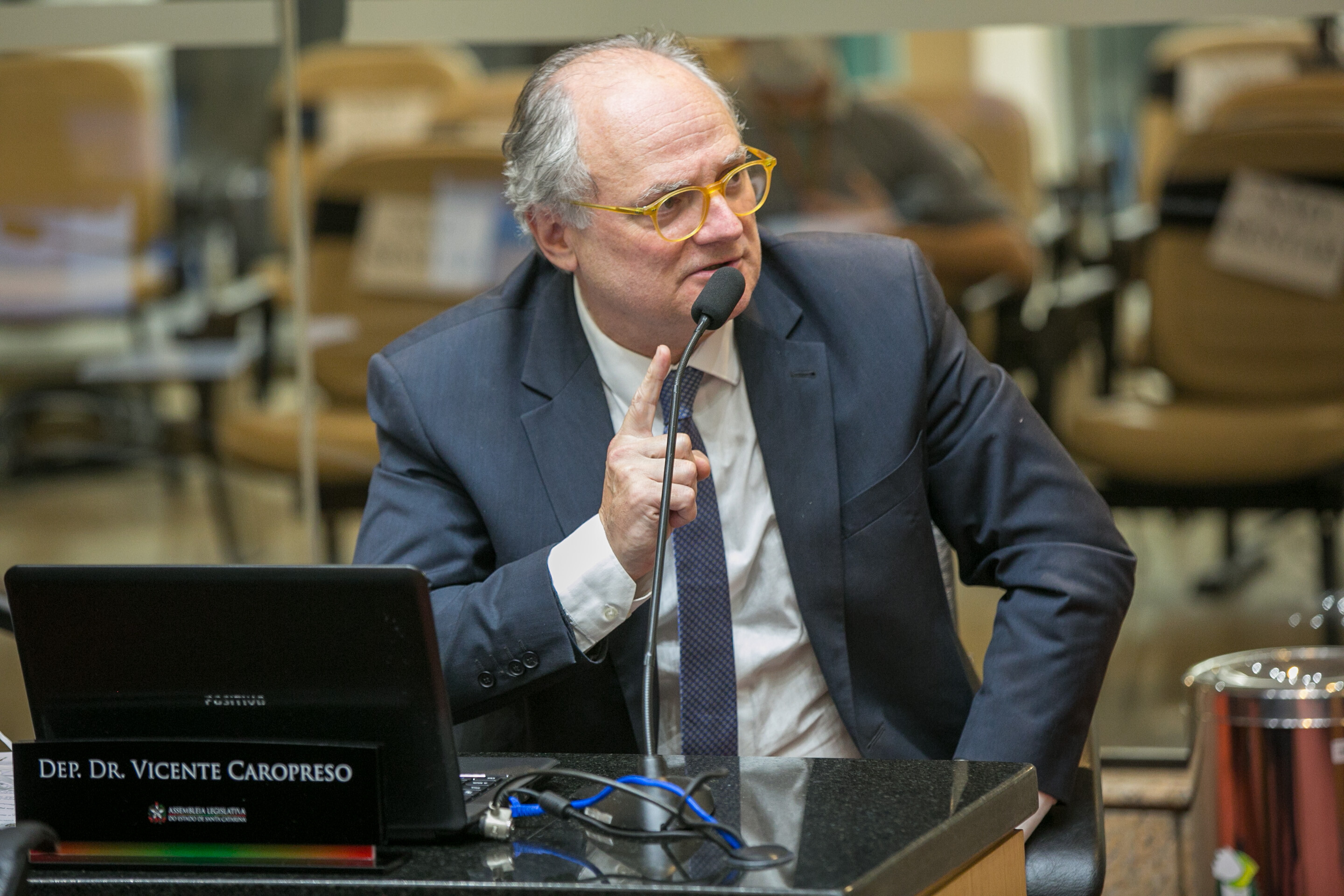 Dependência da vacina: Dr. Vicente cobra atenção ao desenvolvimento científico