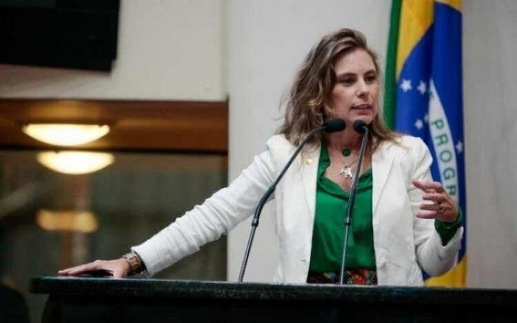 Paulinha protocola PL para o fomento à criação de parques industriais