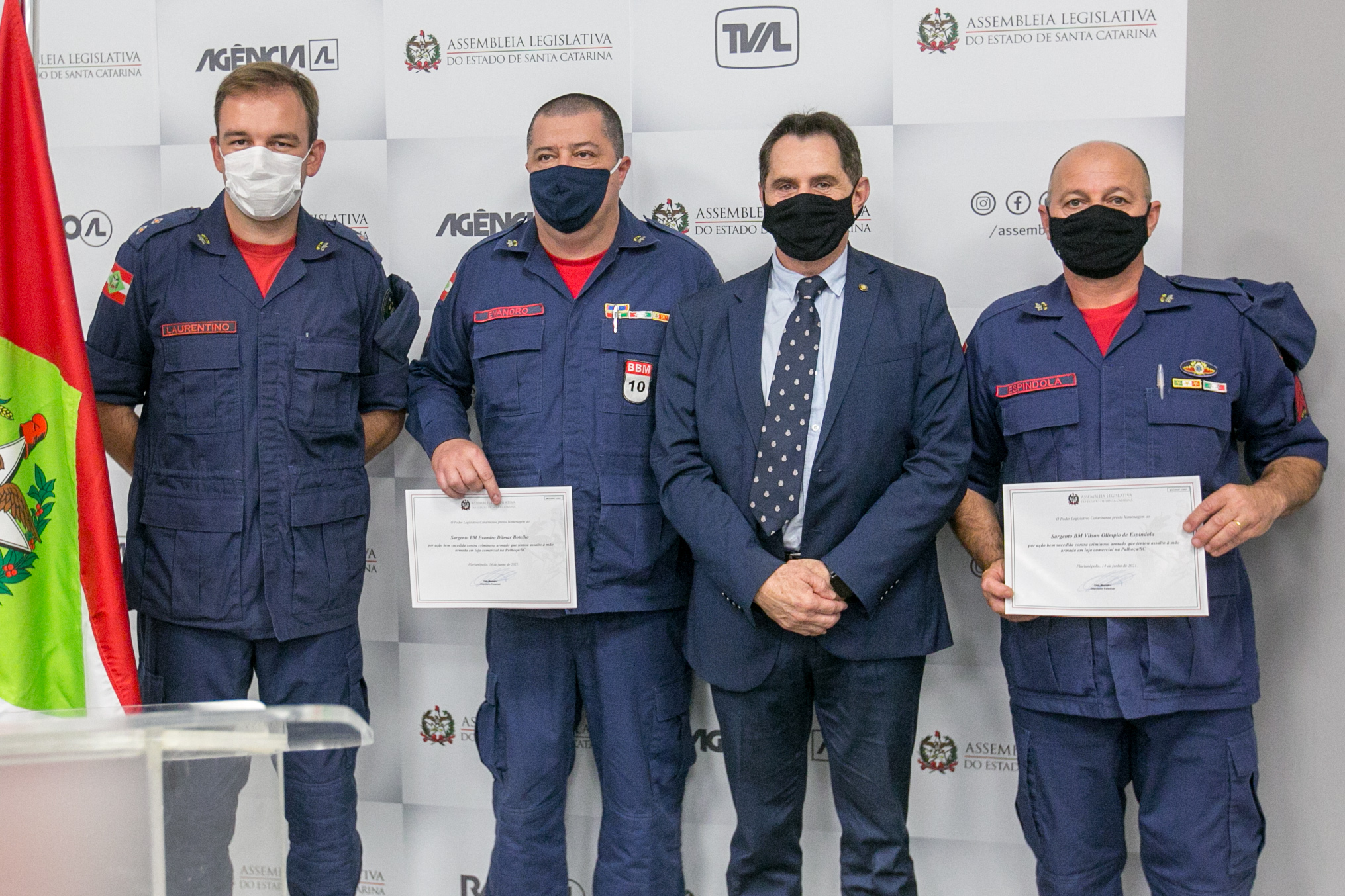 MOÇÃO DE APLAUSO – Deputado Coronel Mocellin entrega homenagem a Bombeiros