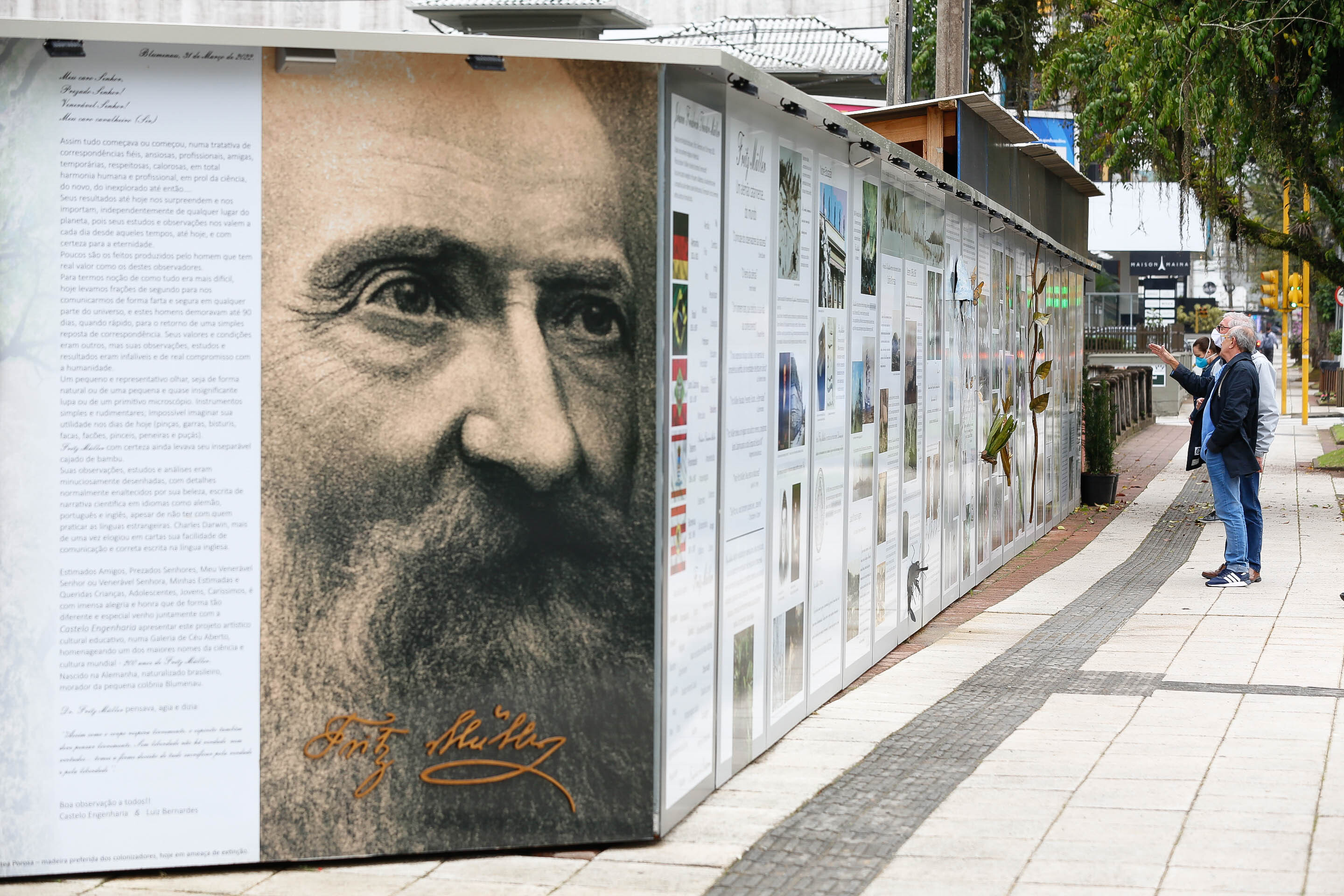 Vida e obra de Fritz Müller no tapume de uma obra, na Alameda Rio Branco, em Blumenau