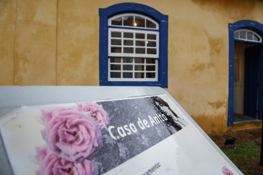 Rosa de Anita, símbolo do bicentenário, em placa no Museu Casa de Anita, em Laguna