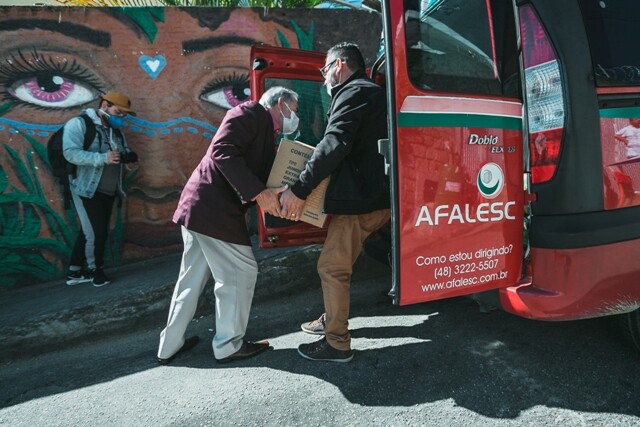 Entrega dos donativos em comunidade