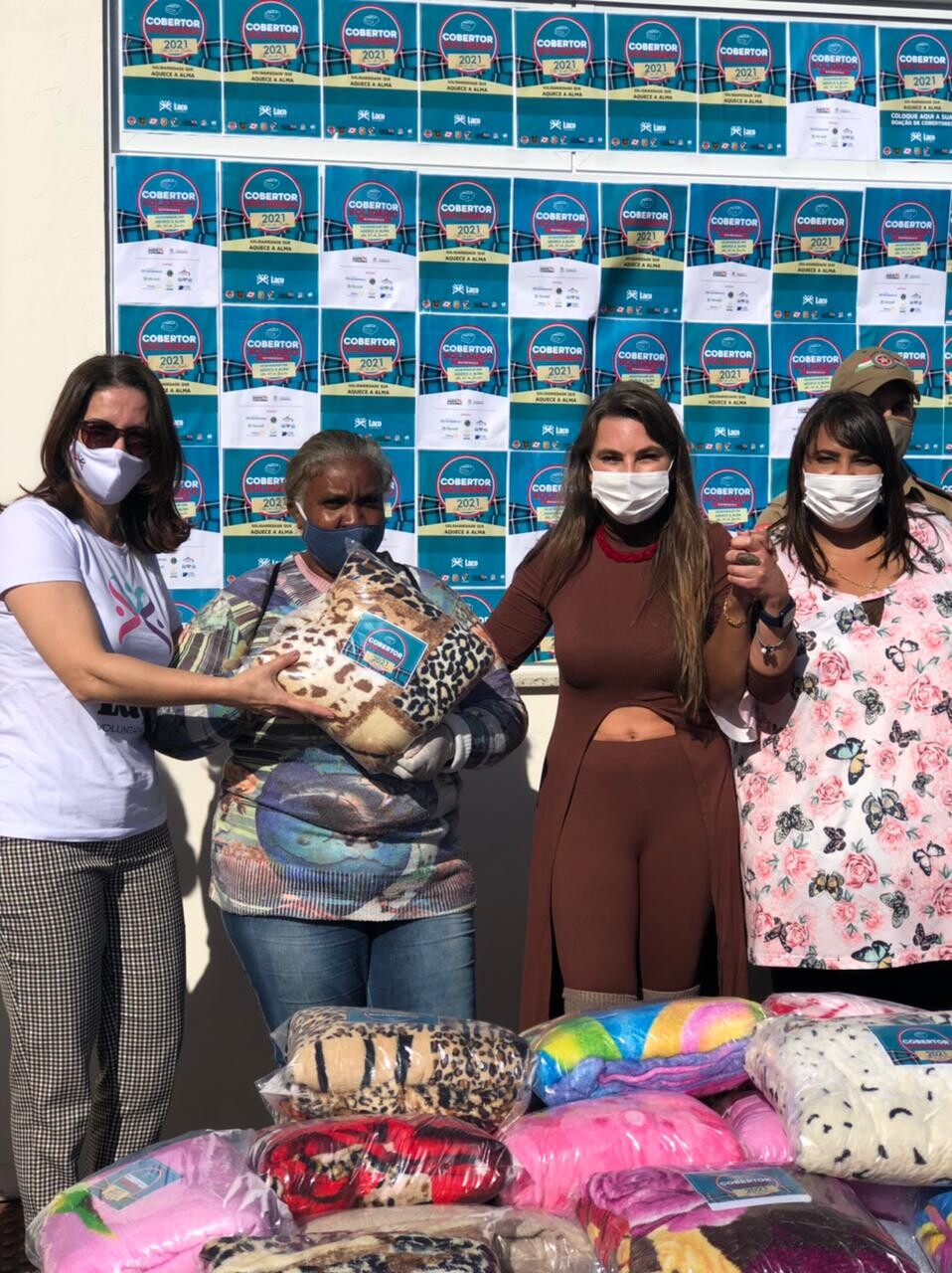 Paulinha participa da Campanha Cabide Solidário em Bombinhas