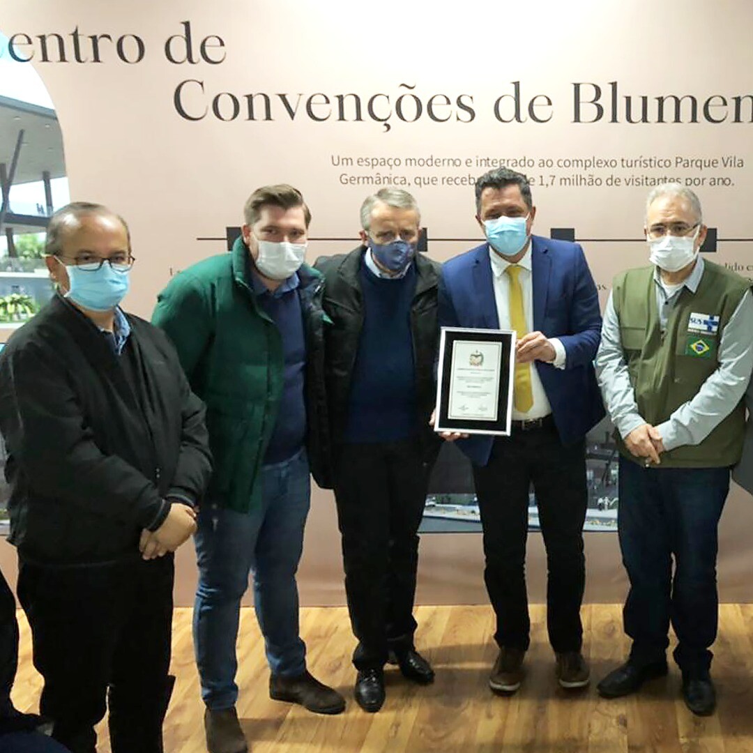 Naatz acompanha visita do ministro a Blumenau e homenageia gestão da Covid