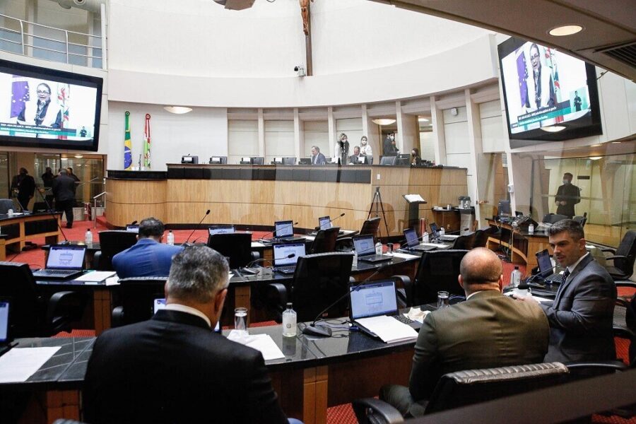Sessão com grande presença de parlamentares durante a semana que seria de recesso