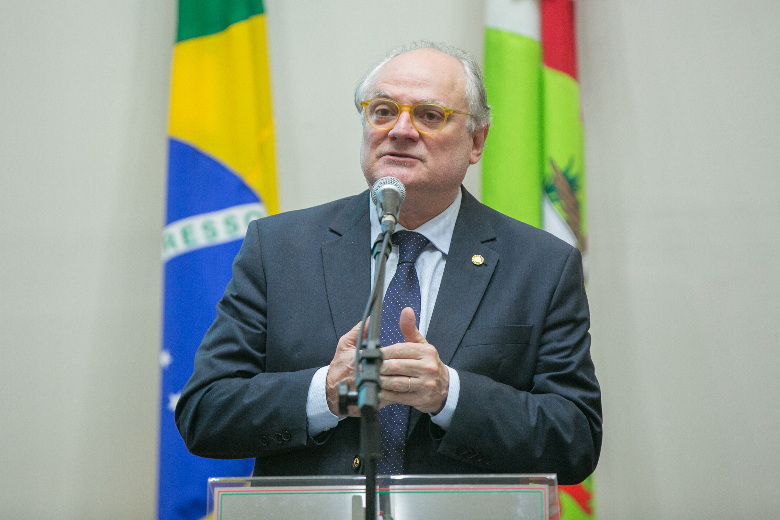 Dr. Vicente comemora no Plenário licitação da revitalização da SC-110