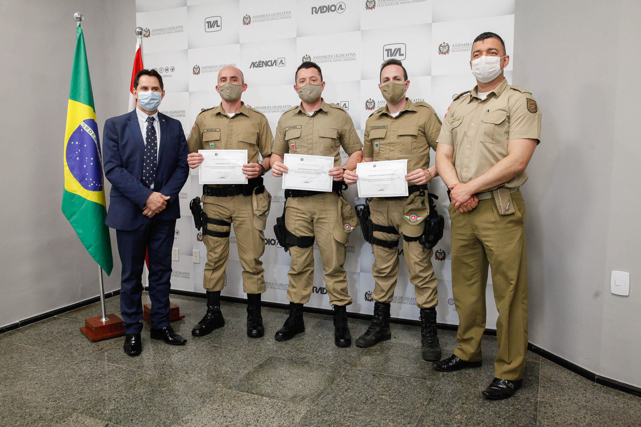 Deputado Coronel Mocellin e os homenageados
