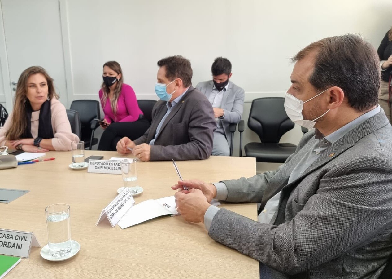 Paulinha participa de reunião com governador Moisés e prefeitos da Amfri