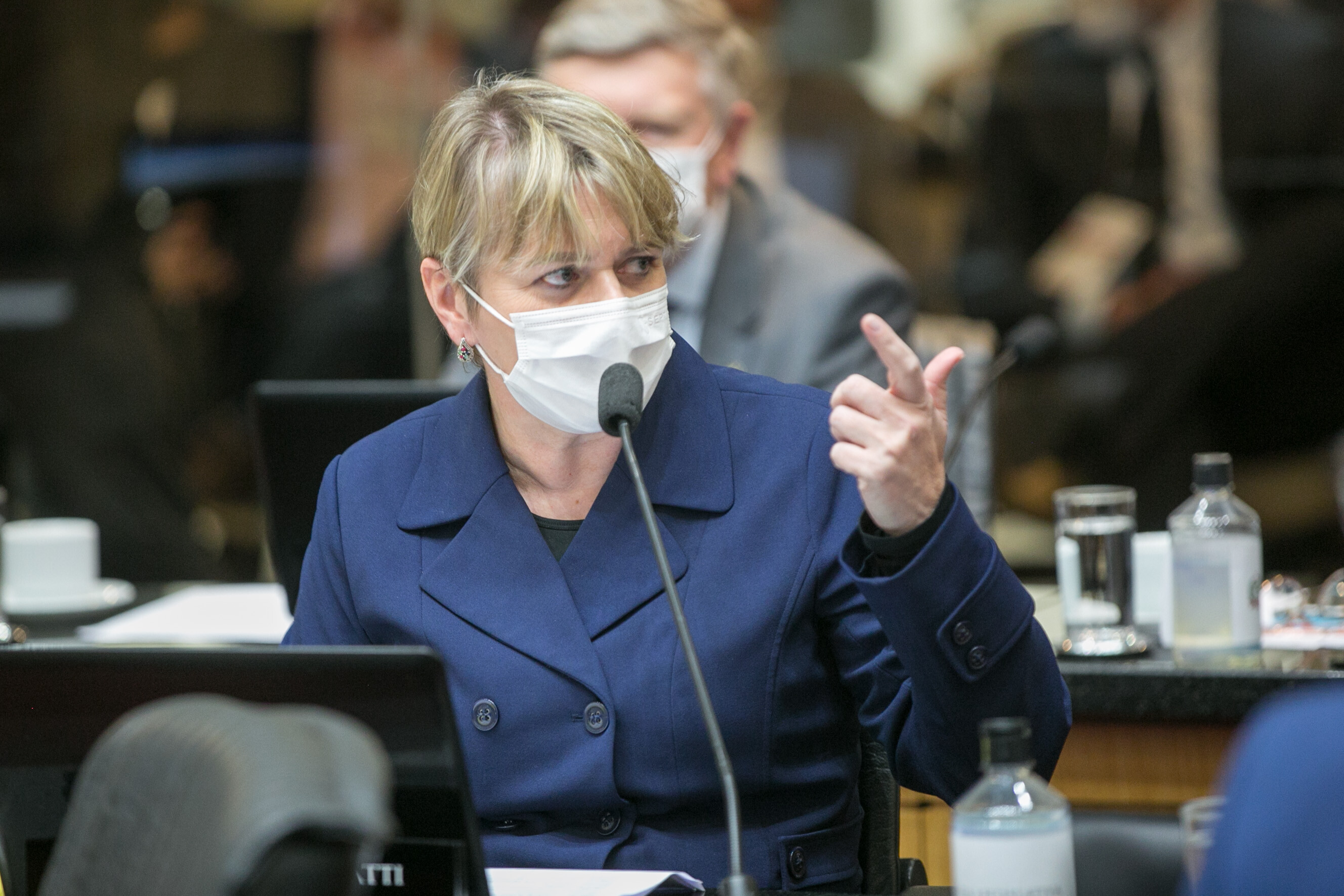 Luciane defende bolsa para manter jovens no ensino médio