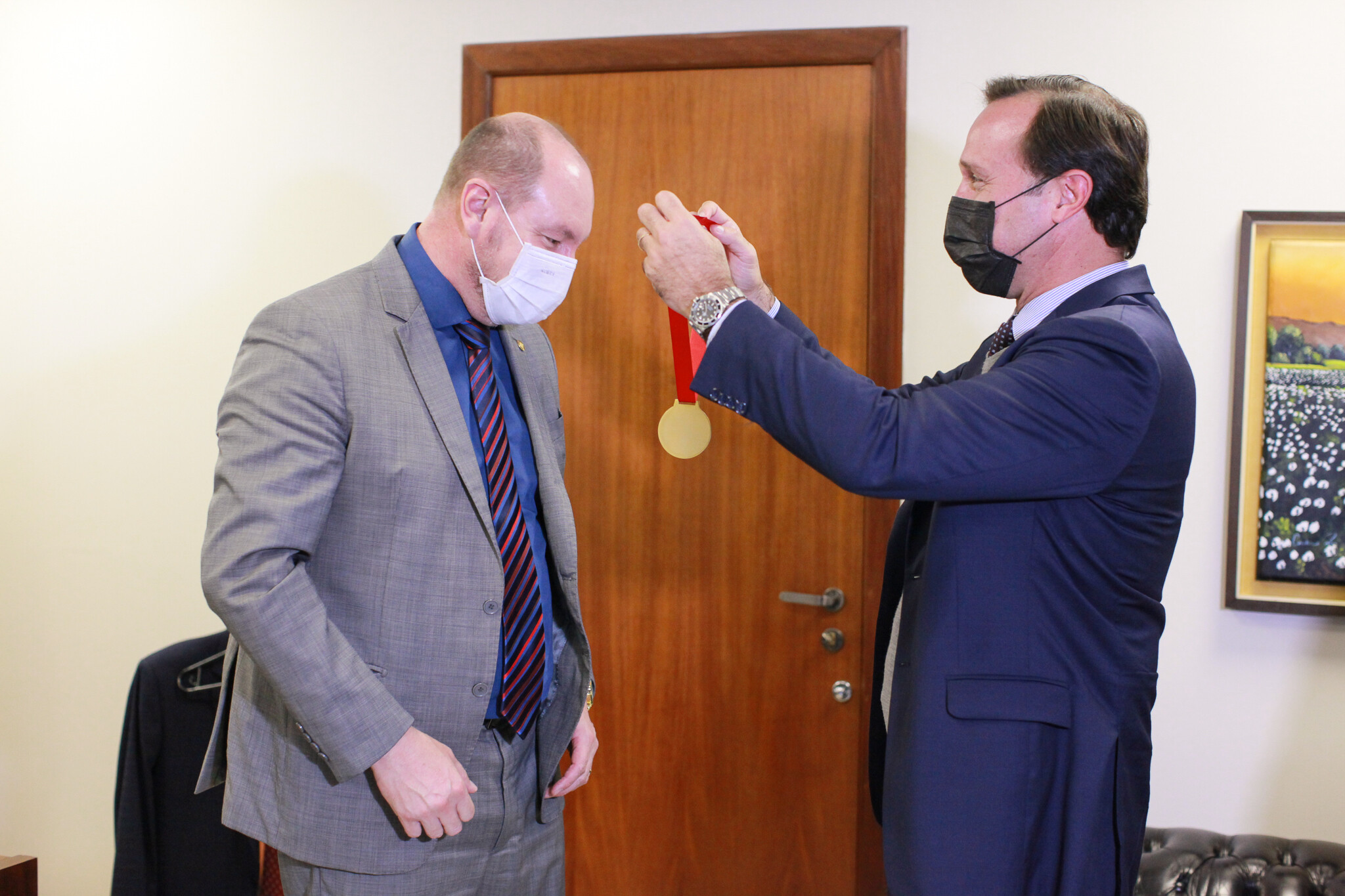Mauro De Nadal recebe medalhe dos 88 anos da OAB/SC