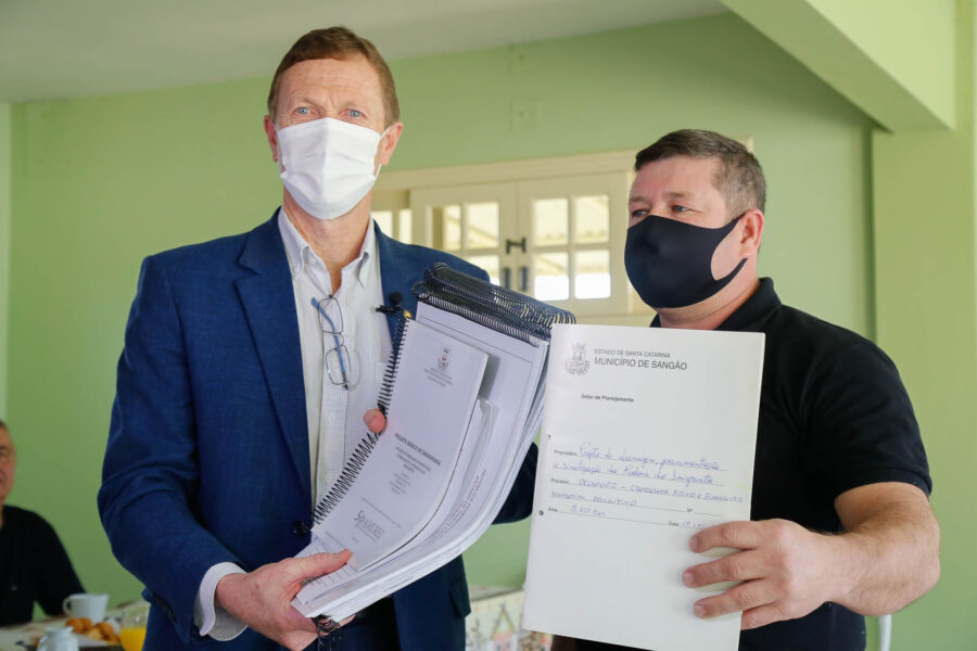 Deputado Volnei com o vereador Gentil Teixeira Salvalaio: trabalho para viabilizar os projetos do município de Sangão