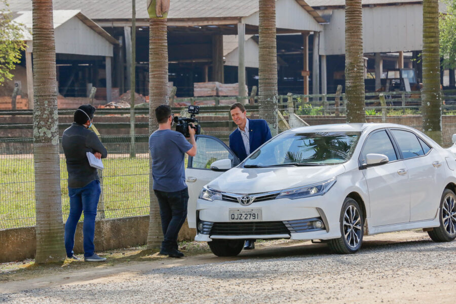 Deputado Volnei na estrada com a equipe de comunicação da Assembleia Legislativa
